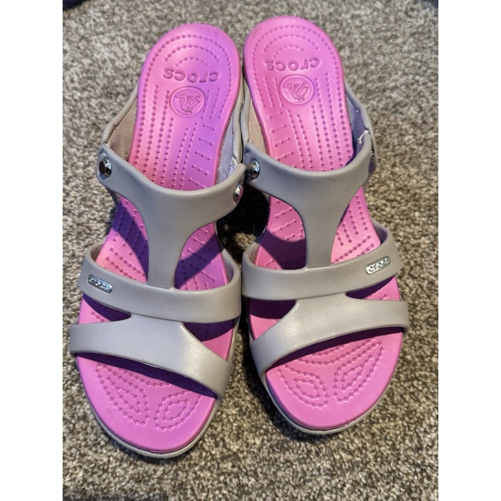 CROCS CYPRUS V HEELS WOMENS US 11 PLATINUM/WILD‎ ORCHID POPULAR VIRAL SANDALS